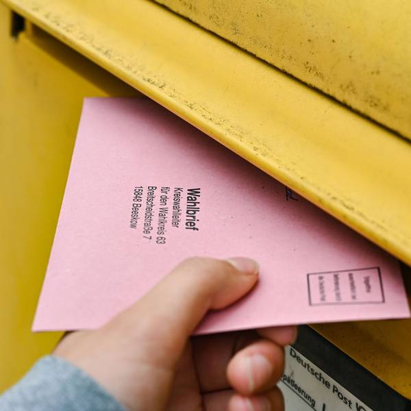 ARCHIV - 19.09.2021, Brandenburg, Sieversdorf: Eine Person wirft ihre Briefwahlunterlagen in einen Postkasten der Deutschen Post. (zu dpa: «Bundestags-Briefwahl: Post appelliert zum baldigen Einwurf») Foto: Patrick Pleul/dpa-Zentralbild/dpa +++ dpa-Bildfunk +++