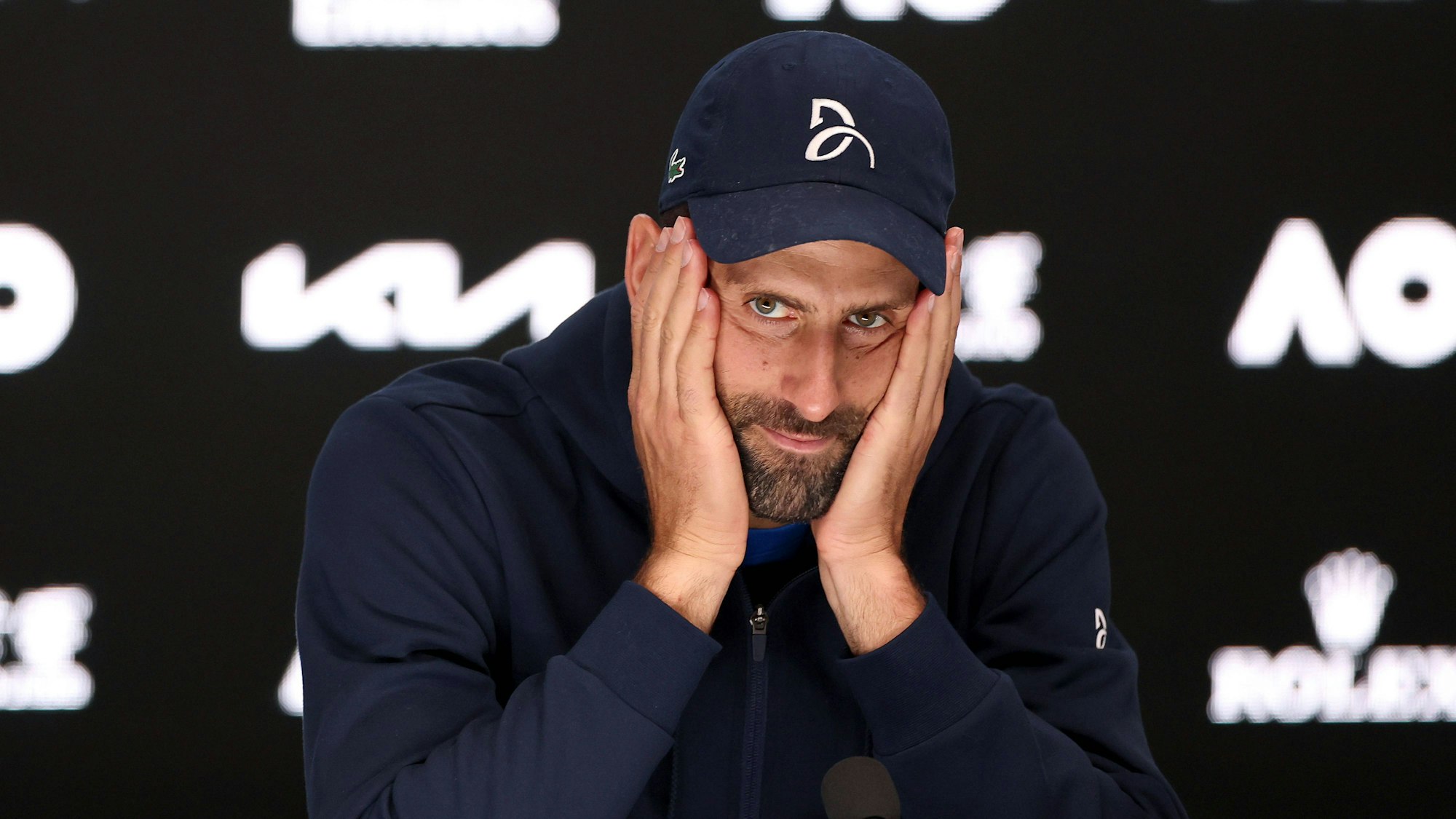 Novak Djokovic auf einer Pressekonferenz.