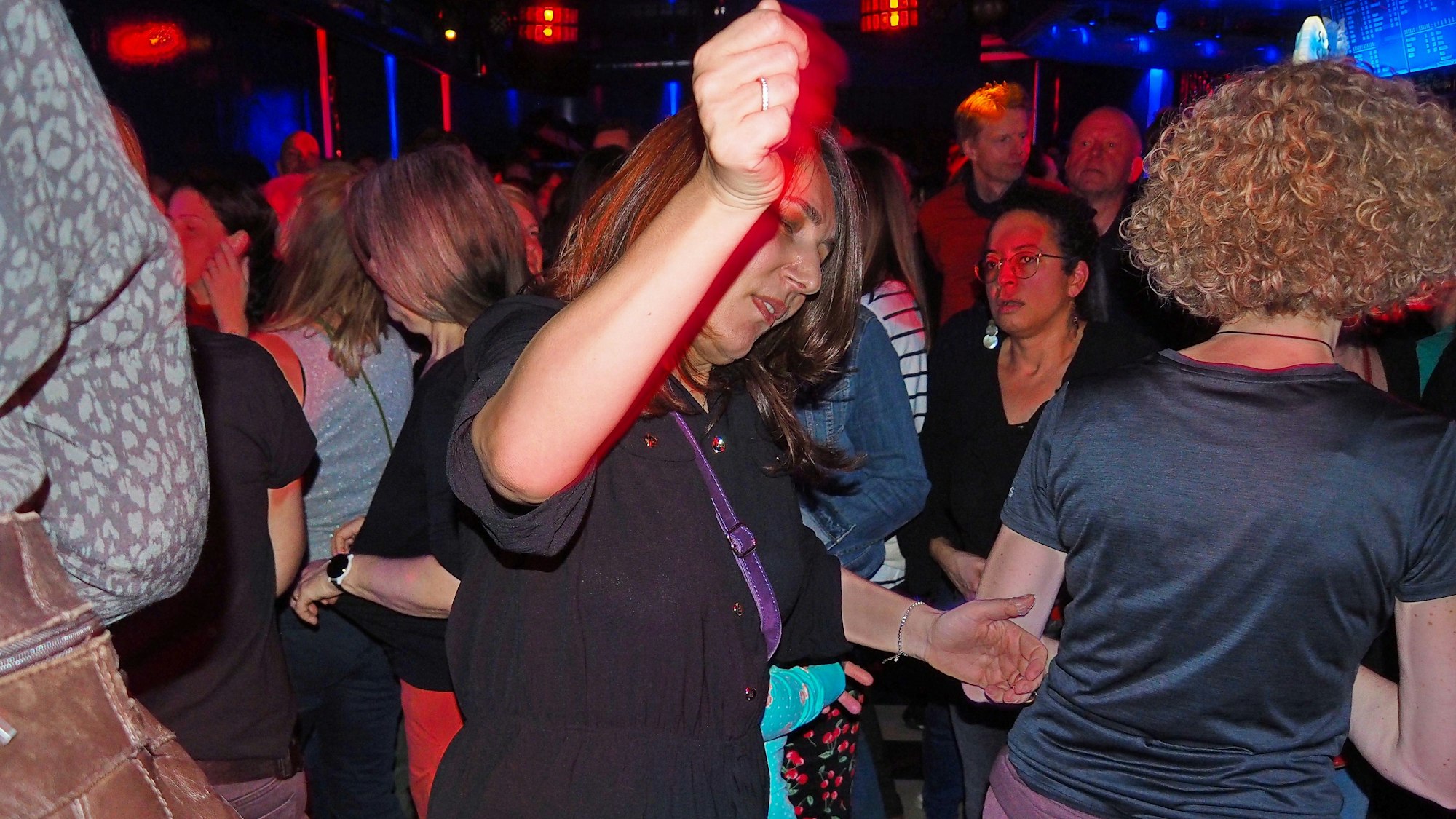 Feiernde Menschen auf einer Tanzfläche.