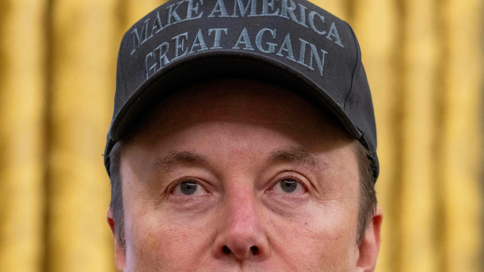 Elon Musk bei einem Auftritt im Weißen Haus. Der Tech-Milliardär verbreitet immer wieder Lügen auf seiner Plattform X – zuletzt auch über Christoph Heusgen, den scheidenden Chef der Münchner Sicherheitskonferenz. (Archivbild)