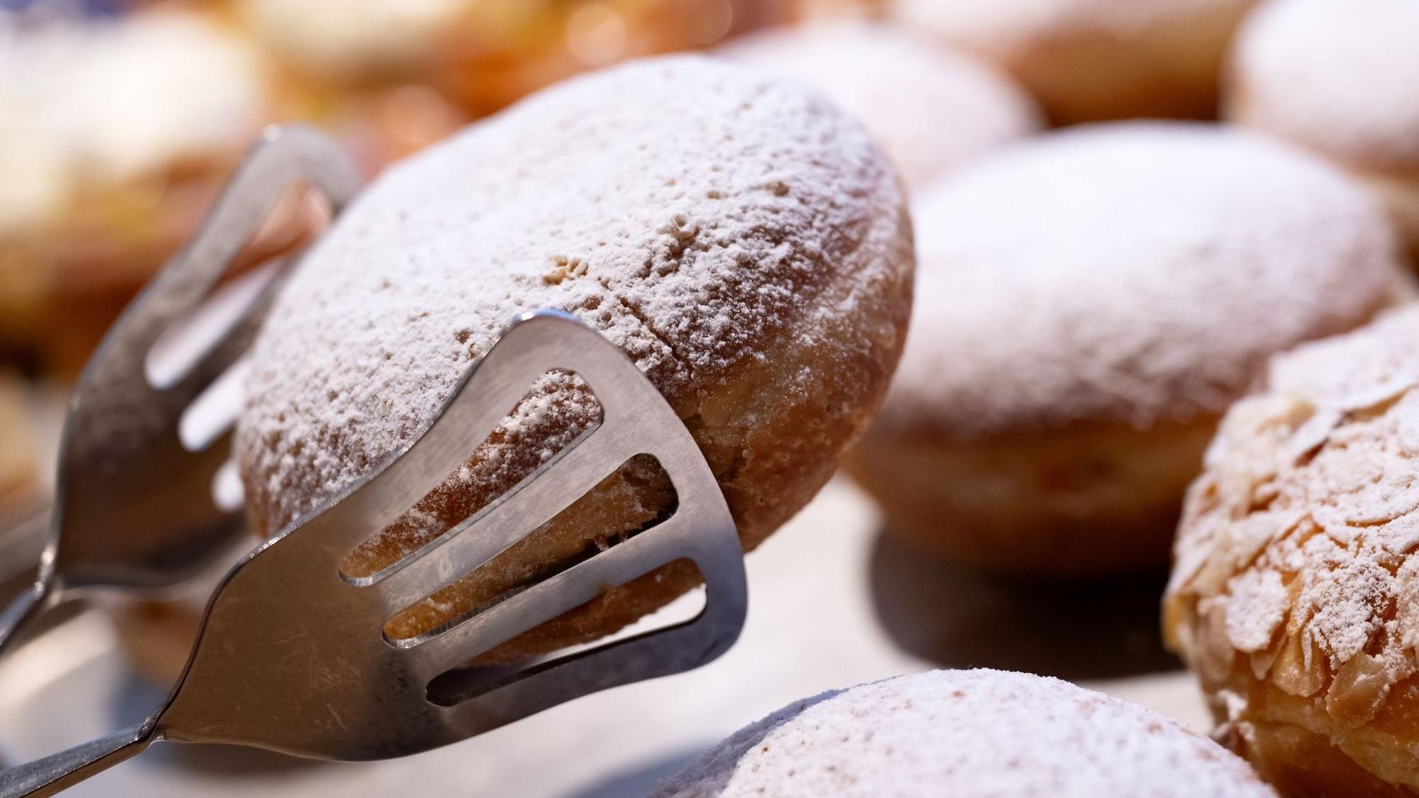 Wer sich in Karnevals-Stimmung bringen will, backt sich den Krapfen, Berliner oder Pfannkuchen selbst.