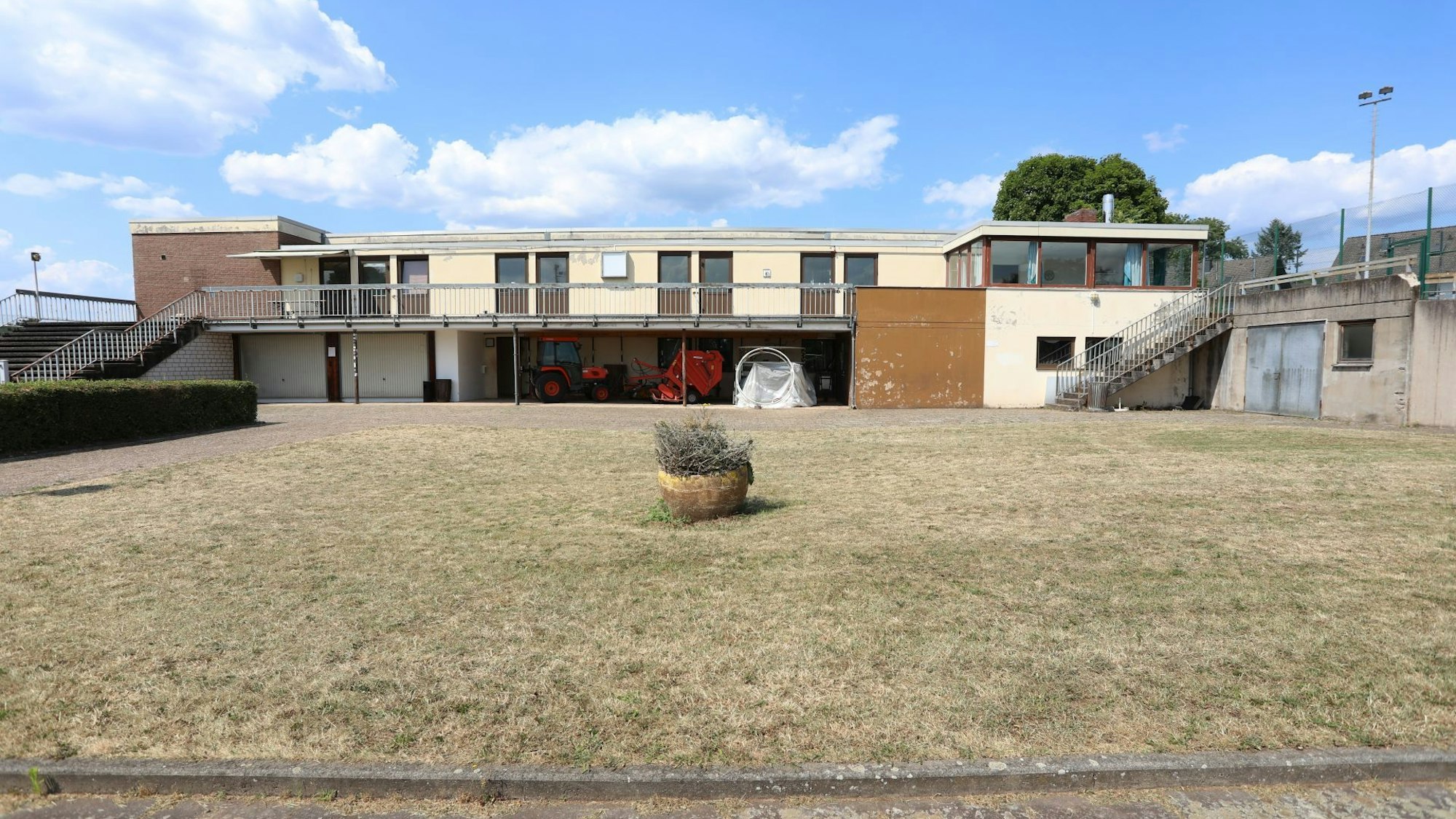 Die Funktionsräume auf der Rückseite einer Sporthalle.