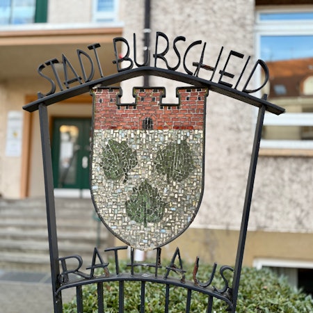 Das Rathausschild in Burscheid