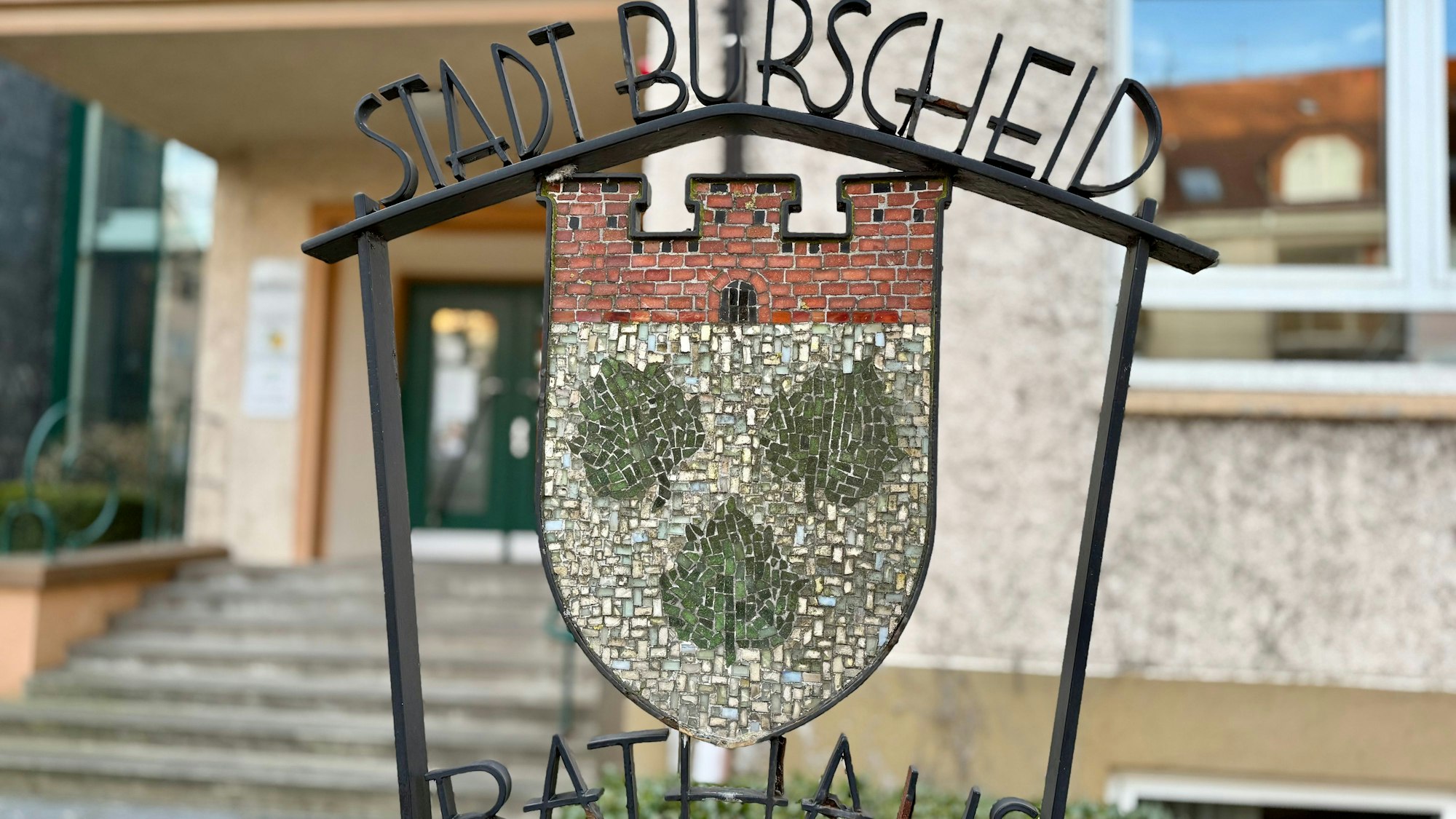 Das Schild vor dem Nebeneingang des Burscheider Rathauses