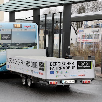 Ein Bus der Linie 430 Bergisch Gladbach – Burscheid steht mit leerem Anhänger am Gladbacher Busbahnhof.