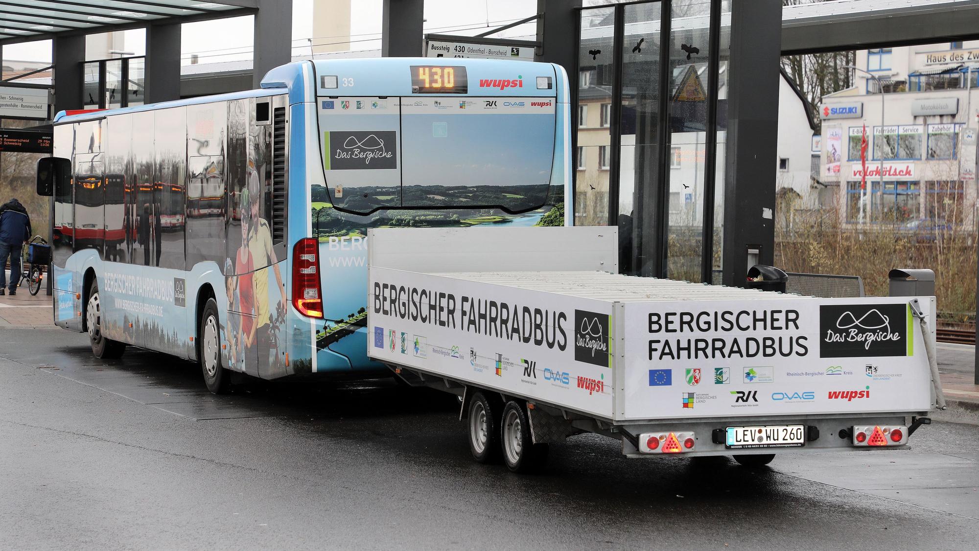 Ein Bus der Linie 430 Bergisch Gladbach – Burscheid steht mit leerem Anhänger am Gladbacher Busbahnhof.