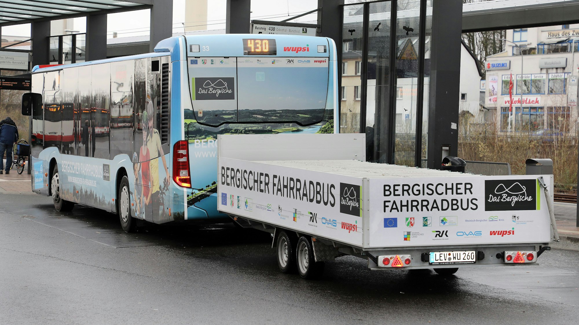 Ein Bus der Linie 430 Bergisch Gladbach – Burscheid steht mit leerem Anhänger am Gladbacher Busbahnhof.