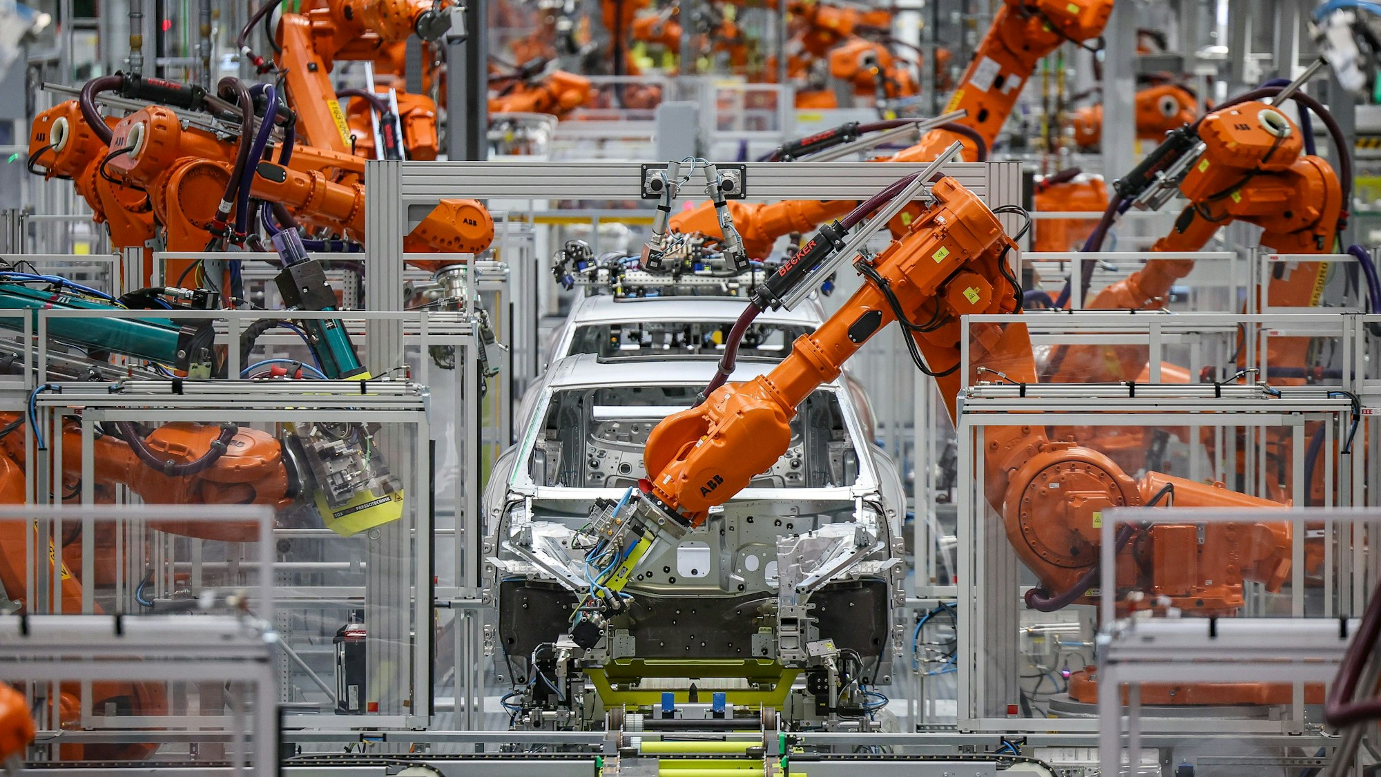 Produktion des vollelektrischen Porsche Macan in Leipzig: Der Edel-Autobauer will nun doch länger auch Verbrennermodelle bauen.