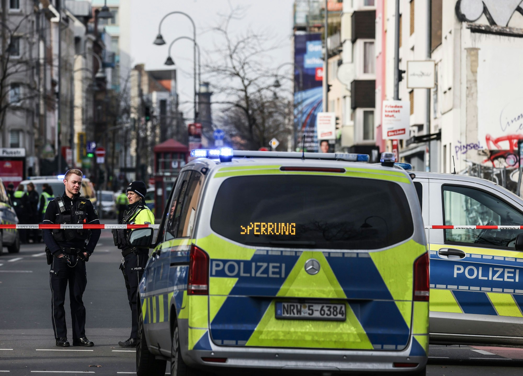 Polizisten suchen in einer Wohngegend nach Beteiligten, nachdem Schüsse in Köln-Ehrenfeld gefallen sind.