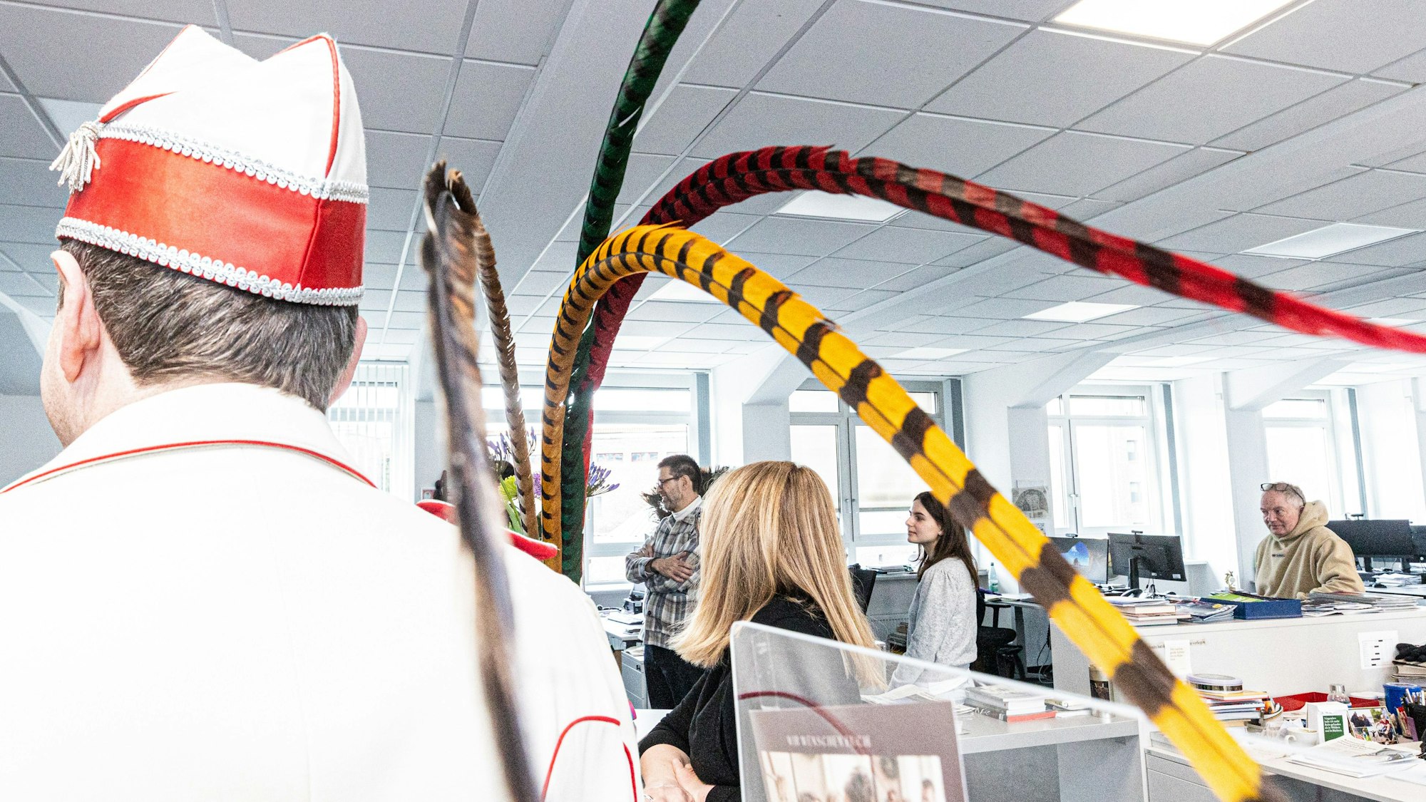 Die Federn des Prinzen in der Rundschau-Redaktion.