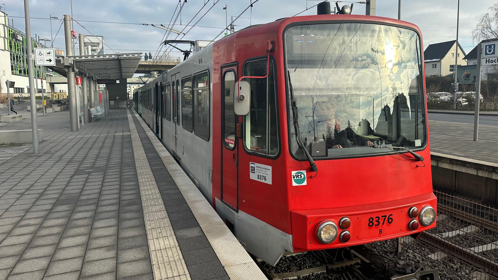 Die Linie 66, hier an der Haltestelle „Sankt Augustin Zentrum“ am Huma, gehört zu den fahrgaststärksten Straßenbahnen in der Region.