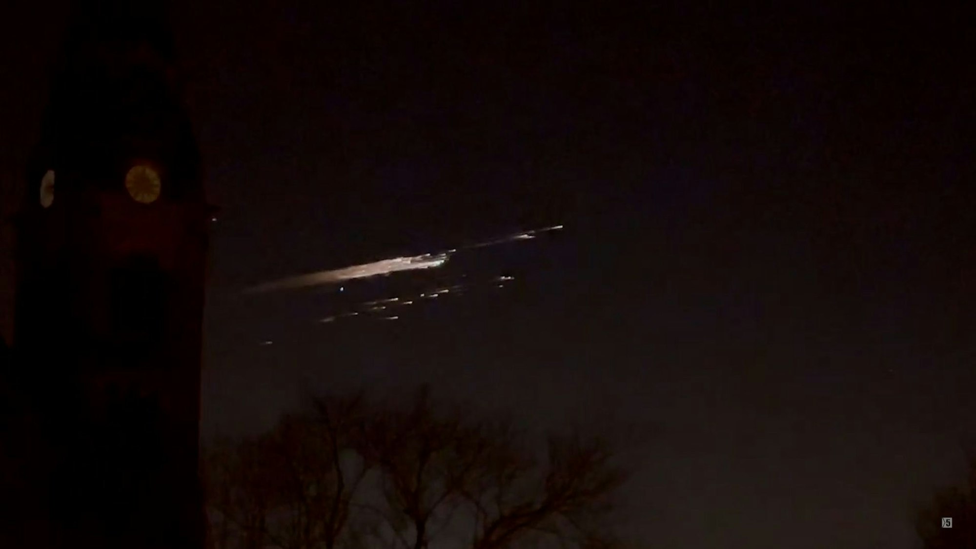 In den frühen Morgenstunden des 19.02.2025 erhellt ein Lichtschweif den Nachthimmel für einige Sekunden. Die Aufnahme eines Augenzeugen zeigt das Spektakel über Dresden. Es soll sich um verglühende Teile einer Raketenstufe gehandelt haben.