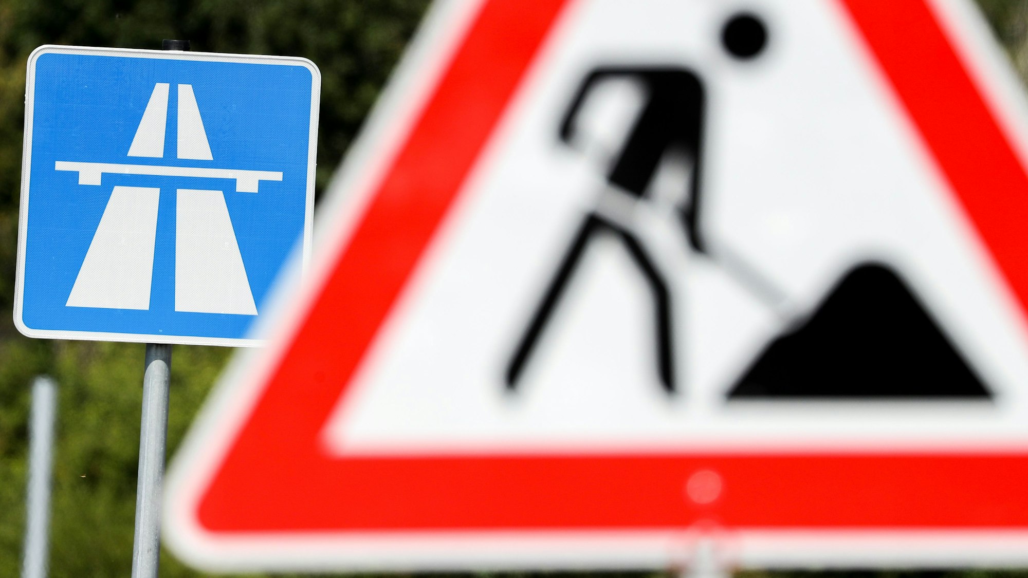 Ein Schild weist auf eine Baustelle auf einer Autobahn hin.