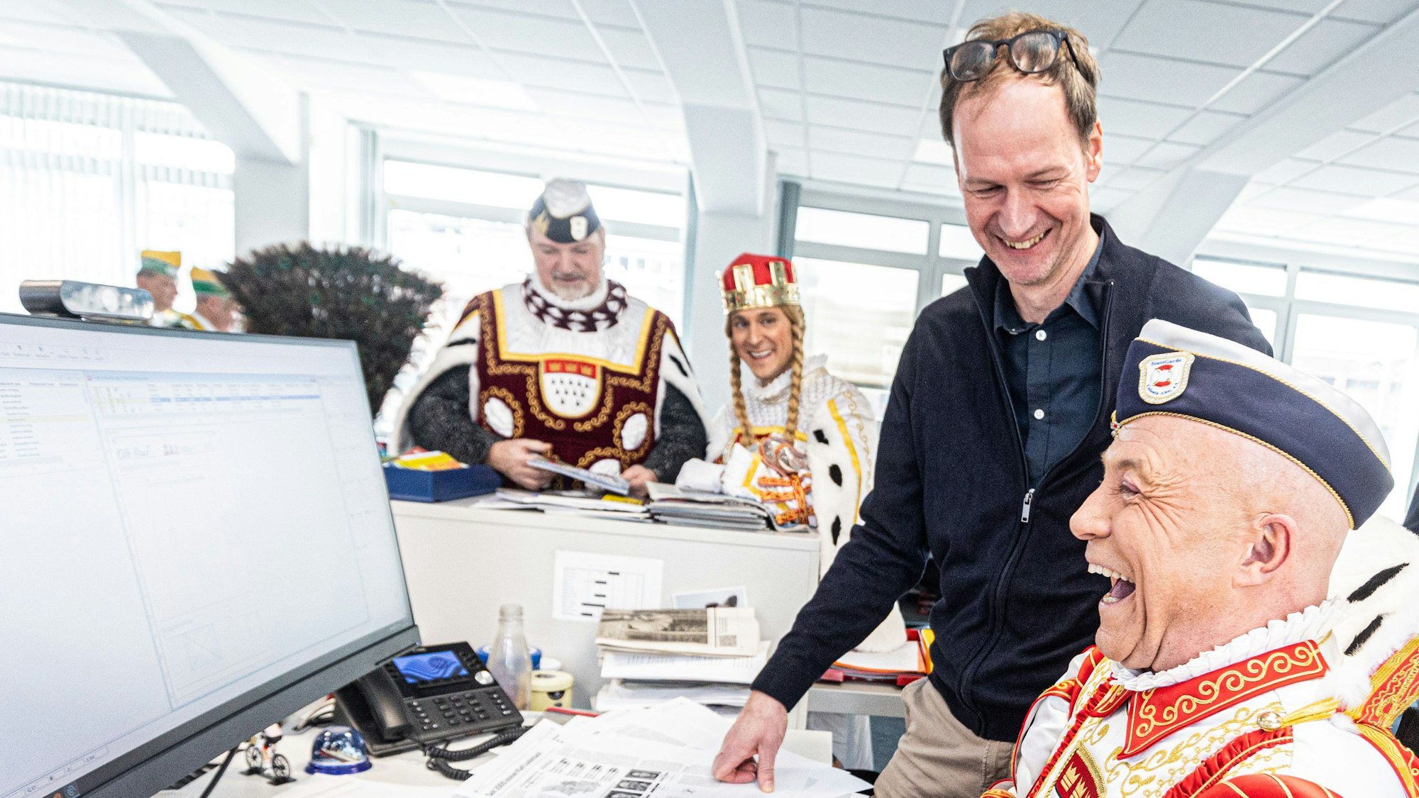 Prinz René nimmt auf dem Stuhl von Rundschau-Lokalchef Jens Meifert Platz.