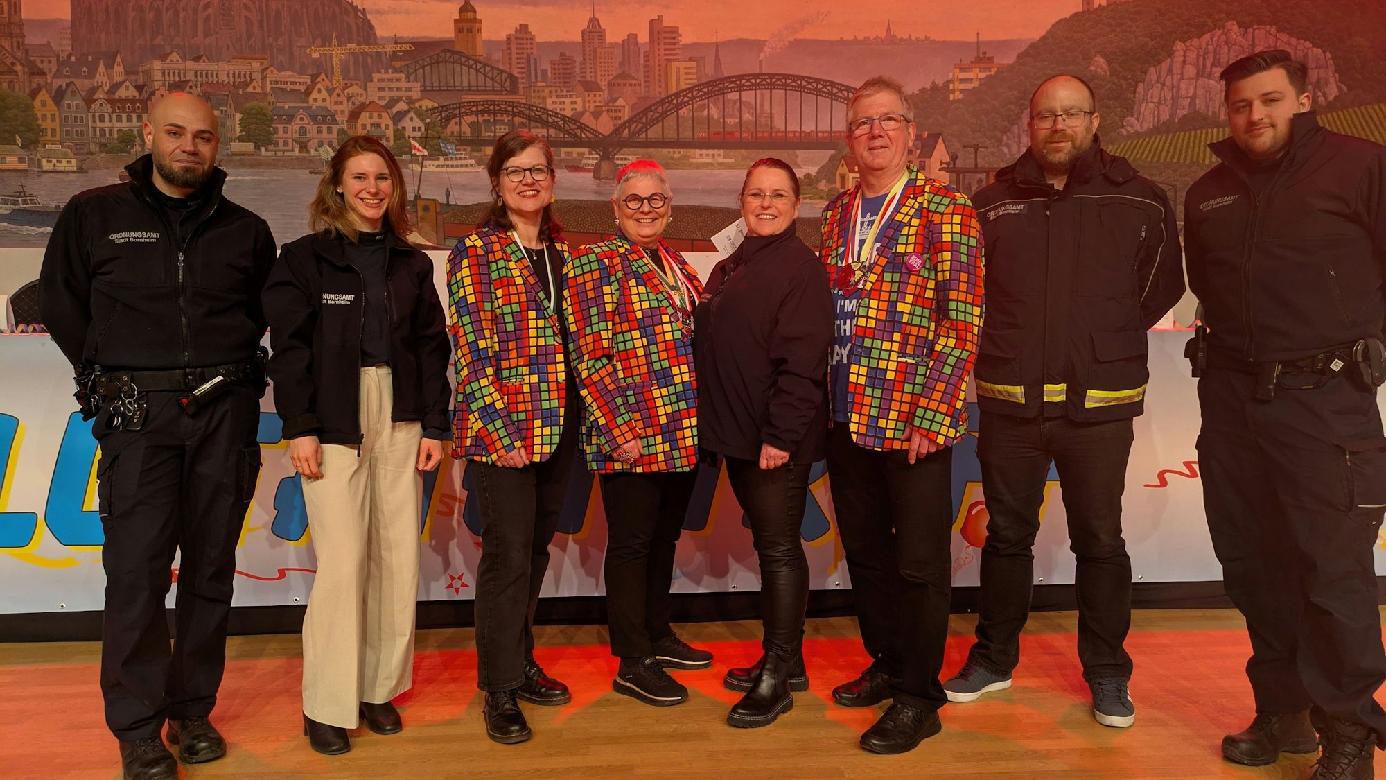 Auf der Bühne stehen Ordnungskräfte sowie die Leiterin des Orndungsamtes, Sabine Walter, mit Linda Taft, Gabriele Kretschmer und Christoph Becker.