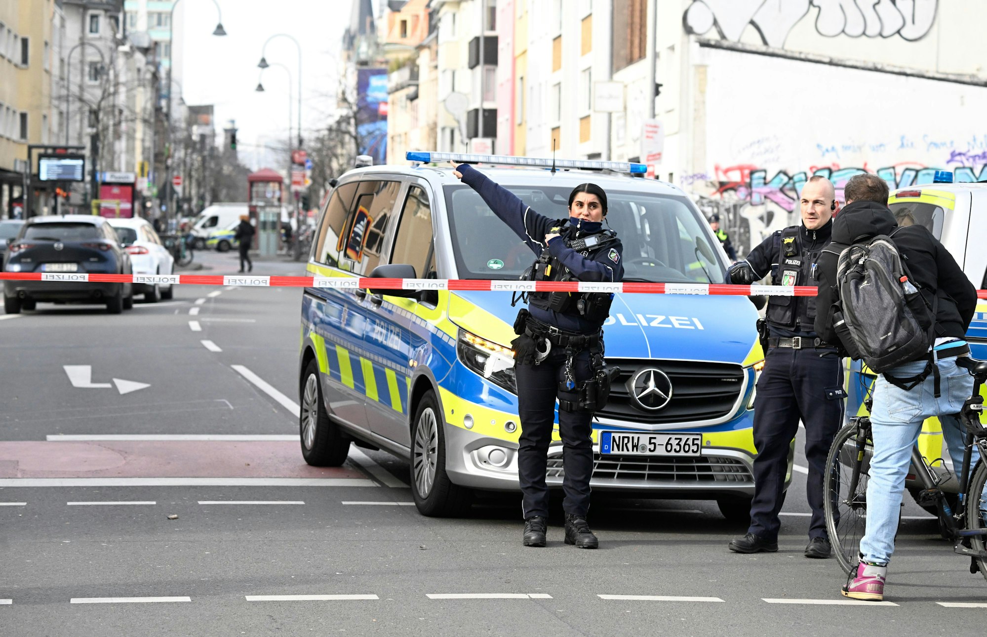 Bei einer Auseinandersetzung zwischen zwei Männern ist ein Mann durch einen Schuss verletzt worden. F