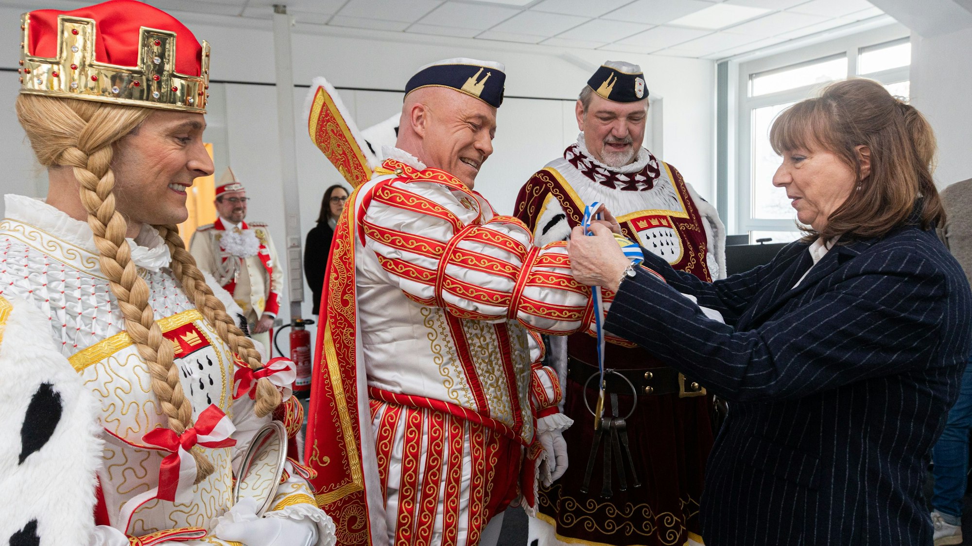 Rundschau-Chefredakteurin Cordula von Wysocki überreichte dem Dreigestirn den Rundschau-Orden.