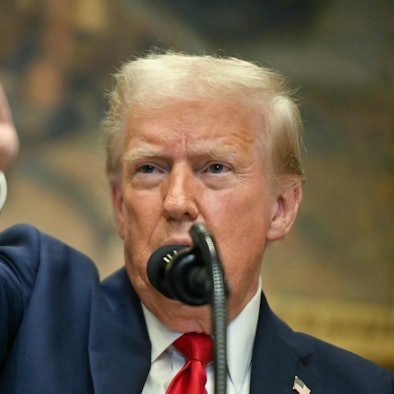 US-Präsident Donald Trump hält während einer Rede im Weißen Haus seinen Finger ausgestreckt. (Archivbild)