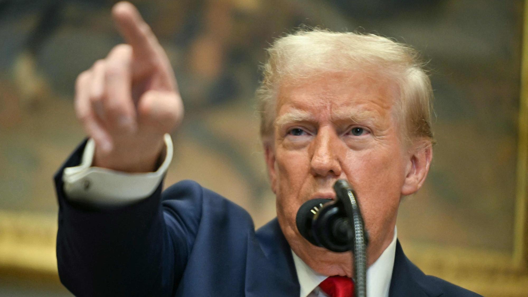 US-Präsident Donald Trump hält während einer Rede im Weißen Haus seinen Finger ausgestreckt. (Archivbild)