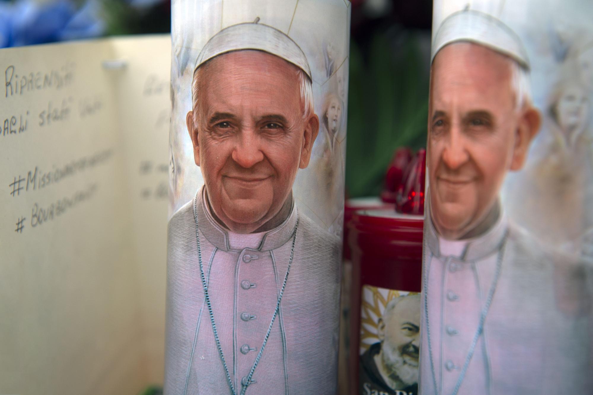 19.02.2025, Vatikan: Kerzen mit dem Konterfei von Papst Franziskus stehen vor der Poliklinik Agostino Gemelli in Rom, wo der Papst seit Freitag, 14. Februar 2025, behandelt wurde.