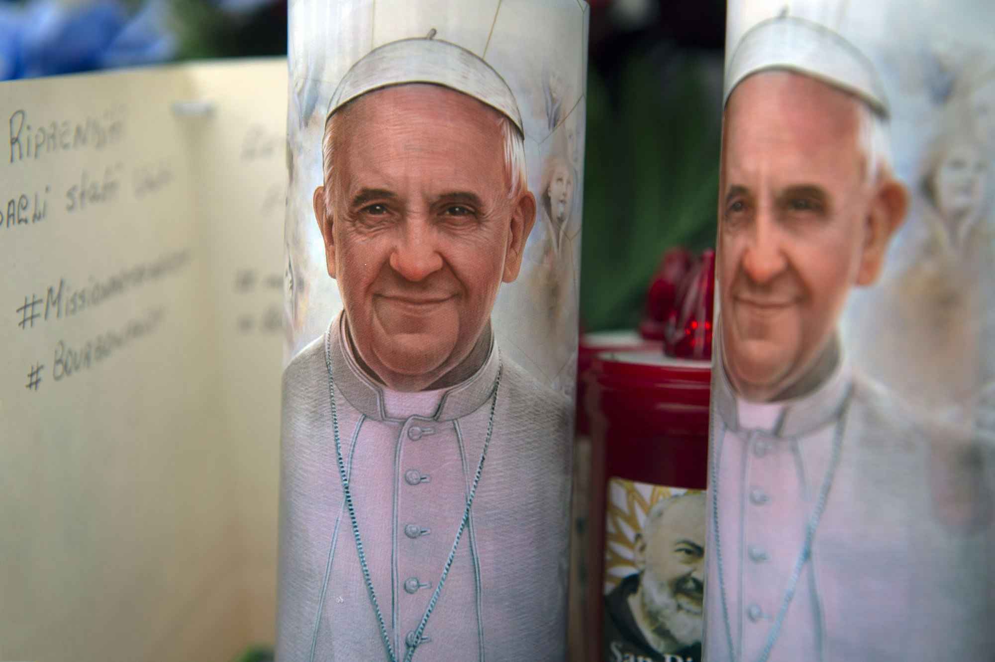 19.02.2025, Vatikan: Kerzen mit dem Konterfei von Papst Franziskus stehen vor der Poliklinik Agostino Gemelli in Rom, wo der Papst seit Freitag, 14. Februar 2025, behandelt wurde.