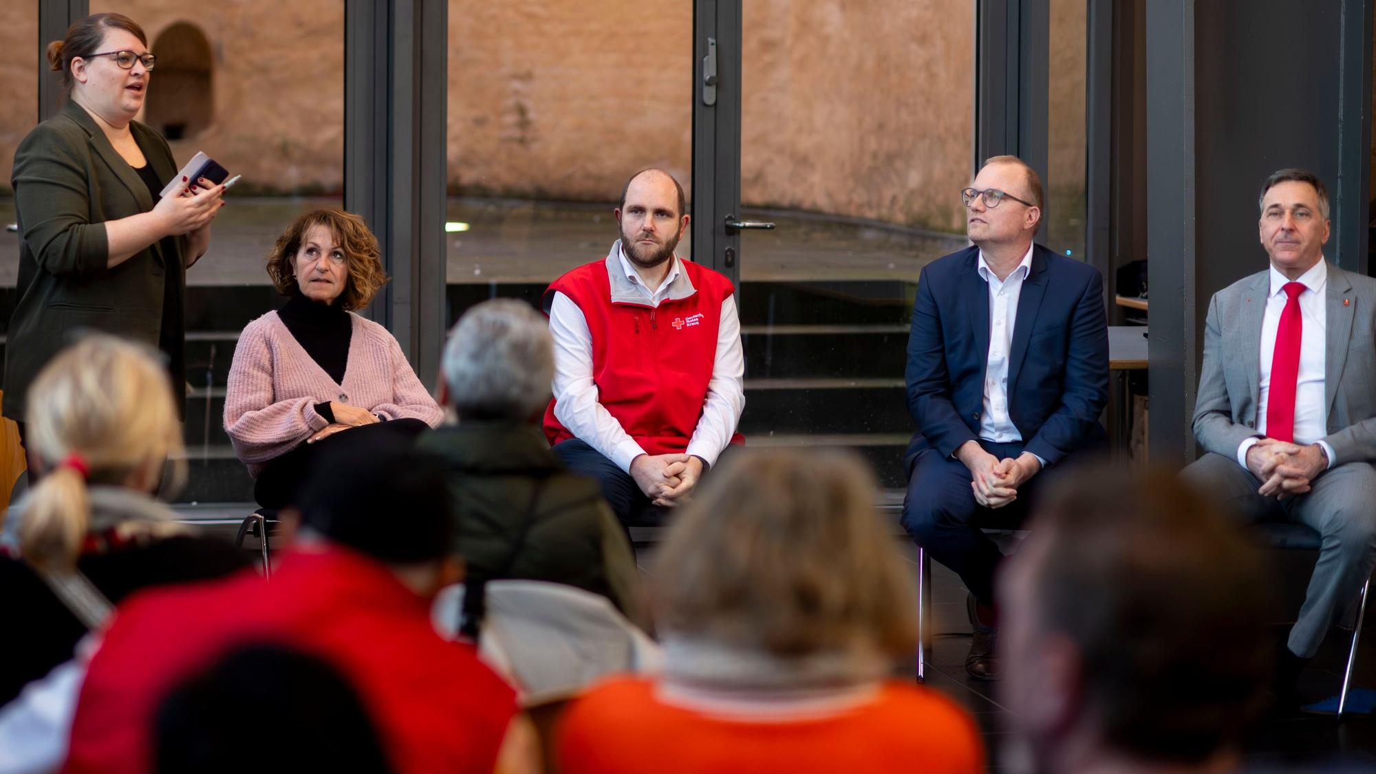 Das Bild zeigt die Diskussionsrunde in der Zülpicher Begegnungsstätte in der Martinskirche.