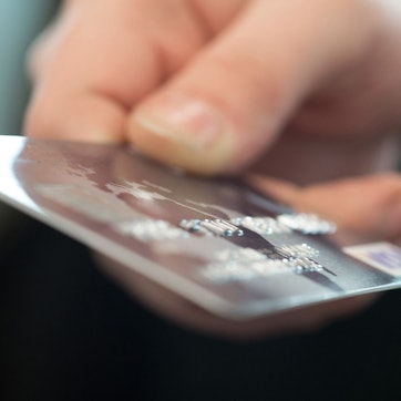 Die Zeitschrift «Stiftung Warentest Finanzen» hat 34 weit verbreitete Standard-Kreditkarten ohne Extras unter die Lupe genommen.