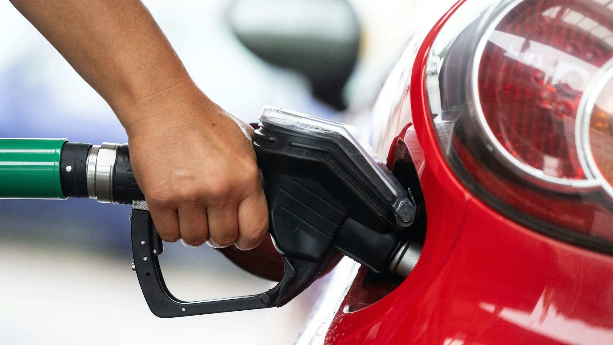 Eine Frau tankt an einer Tankstelle. (Symbolbild)