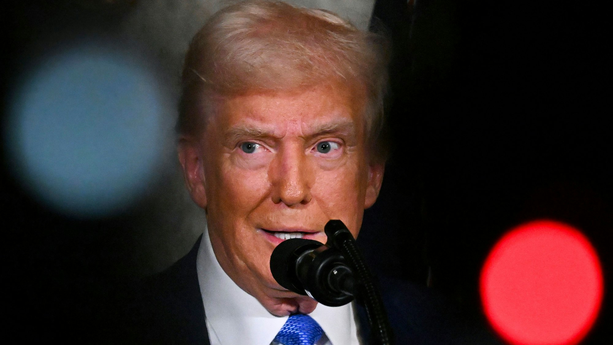 18.02.2025, USA, Palm Beach: US-Präsident Donald Trump spricht in seinem Anwesen Mar-a-Lago. Foto: Uncredited/Pool/AP/dpa +++ dpa-Bildfunk +++