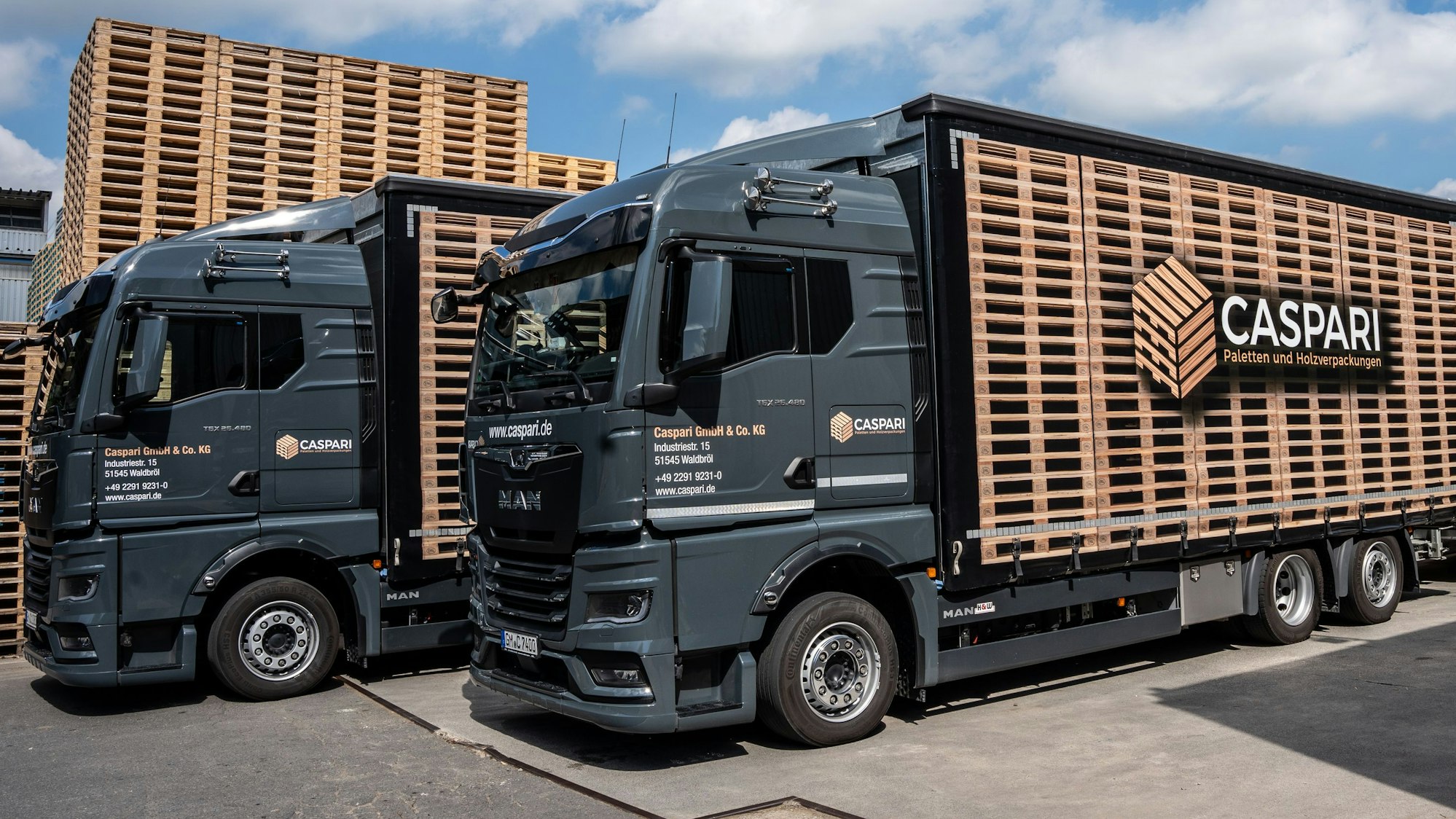 14 Lastzüge gehören zum Fuhrpark des Waldbröler Familienunternehmens Caspari. Die inzwischen meist blauen Fahrzeuge sind vor allem auf den Straßen rund um Köln unterwegs.