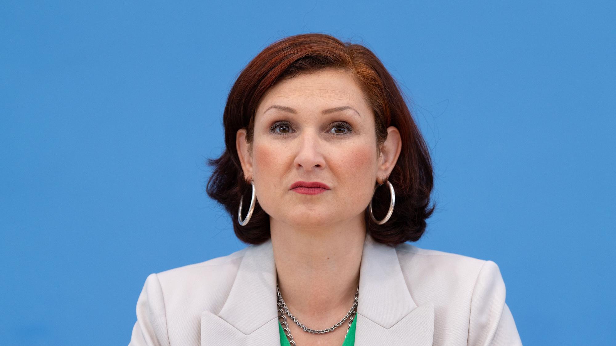 ARCHIV - 10.09.2024, Berlin: Ferda Ataman, Unabhängige Bundesbeauftragte für Antidiskriminierung, aufgenommen während einer Pressekonferenz zur Vorstellung des Fünften Gemeinsamen Berichts der Antidiskriminierungsstelle des Bundes und der in ihrem Zuständigkeitsbereich betroffenen Beauftragten der Bundesregierung und des Bundestages. (zu dpa: «Migrationsdebatte: Ataman warnt vor Zunahme rassistischer Vorfälle») Foto: Soeren Stache/dpa +++ dpa-Bildfunk +++