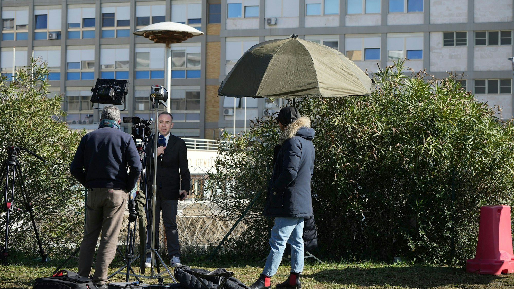 Journalisten berichten vor der Poliklinik Agostino Gemelli.