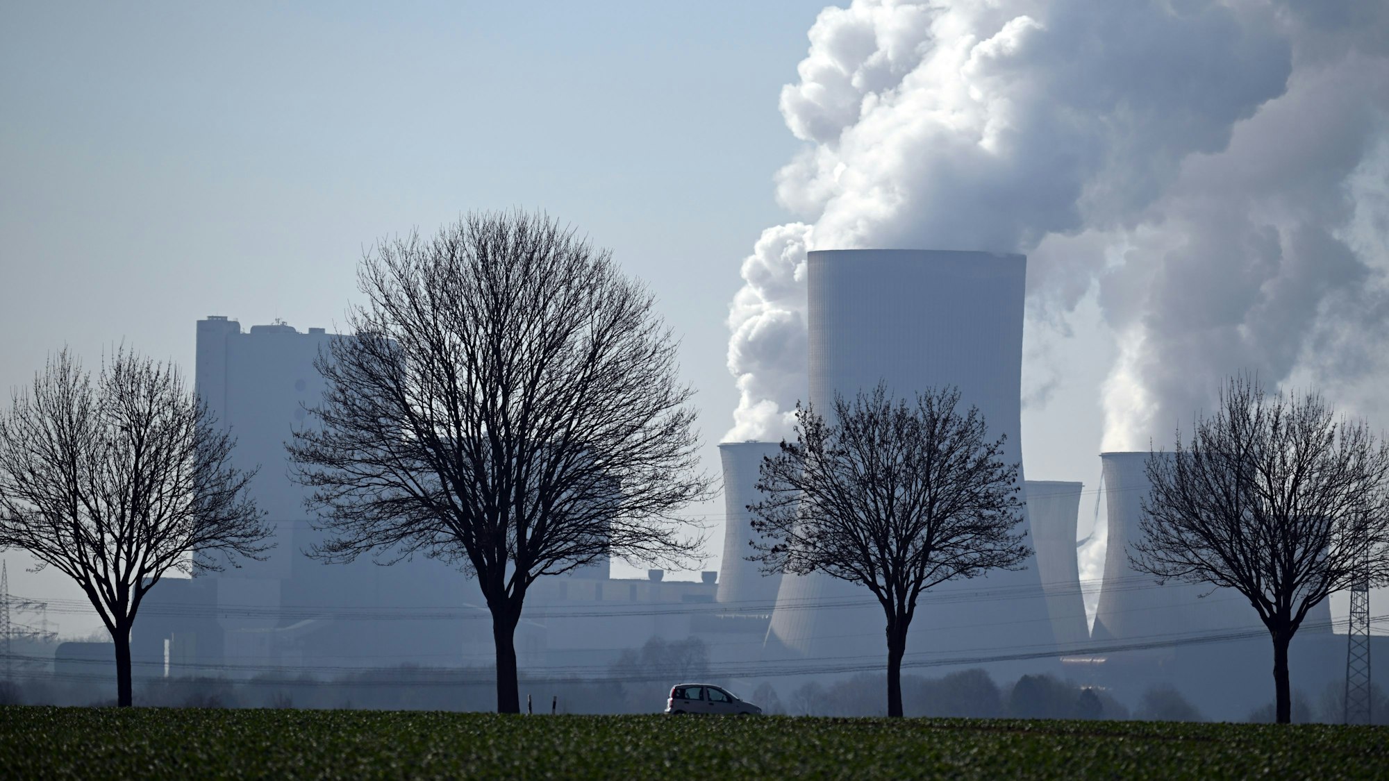 17.02.2025, Nordrhein-Westfalen, Rommerskirchen: Dampf steigt aus den Kühltürmen des Braunkohlekraftwerks Niederaußem auf.