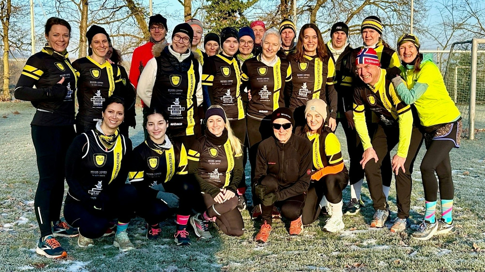 Die Laufabteilung des TuS Kreuzweingarten-Rheder ist bei winterlichen Temperaturen dick eingepackt.