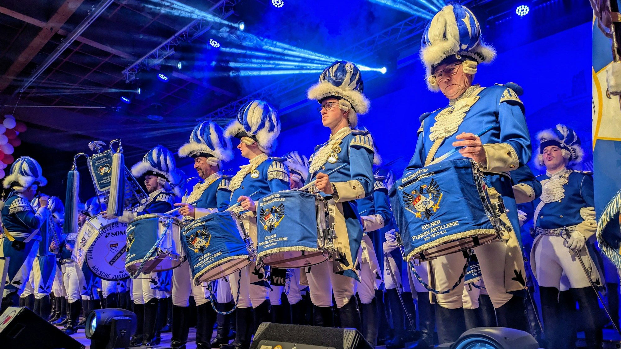 Das Traditionscorps Blaue Funken Köln auf der Bühne.