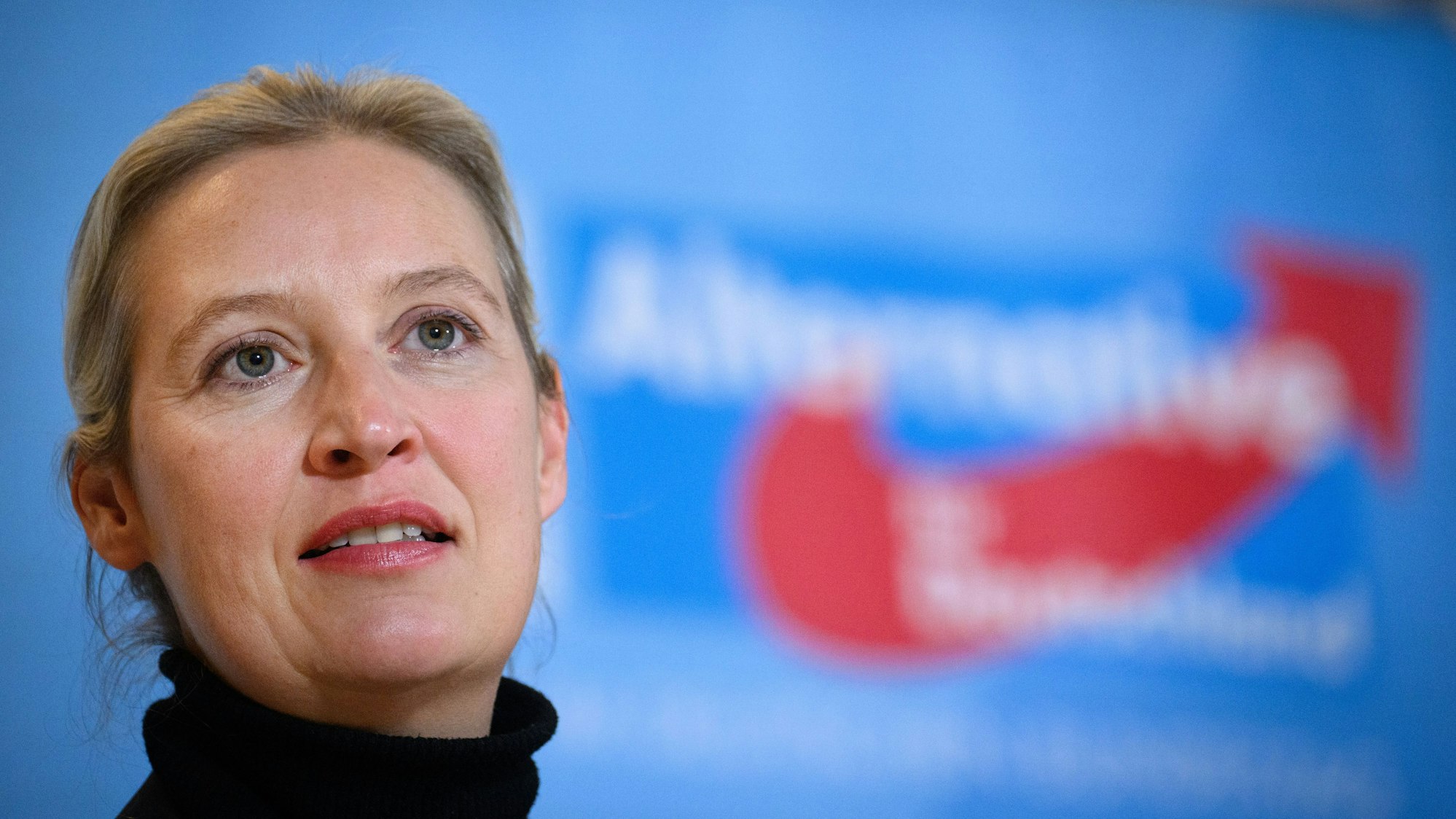 AfD-Chefin Alice Weidel vor dem Logo der Partei, die vom Verfassungsschutz als „gesichert rechtsextremistisch“ eingestuft wird. (Archivbild)