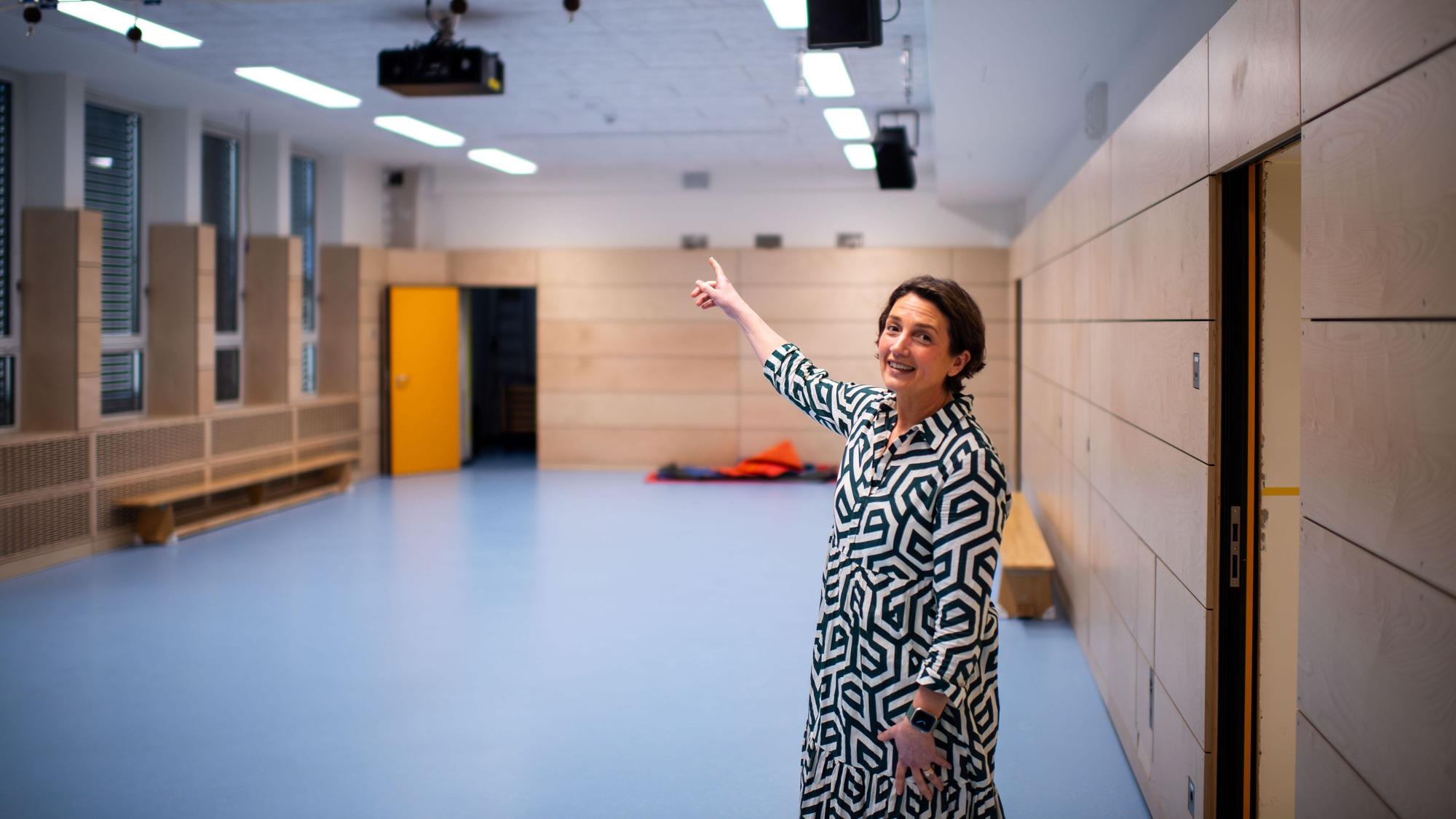 Schulleiterin Katrin Kuhl steht in der Mehrzweckhalle der Nikolausschule in Kall.