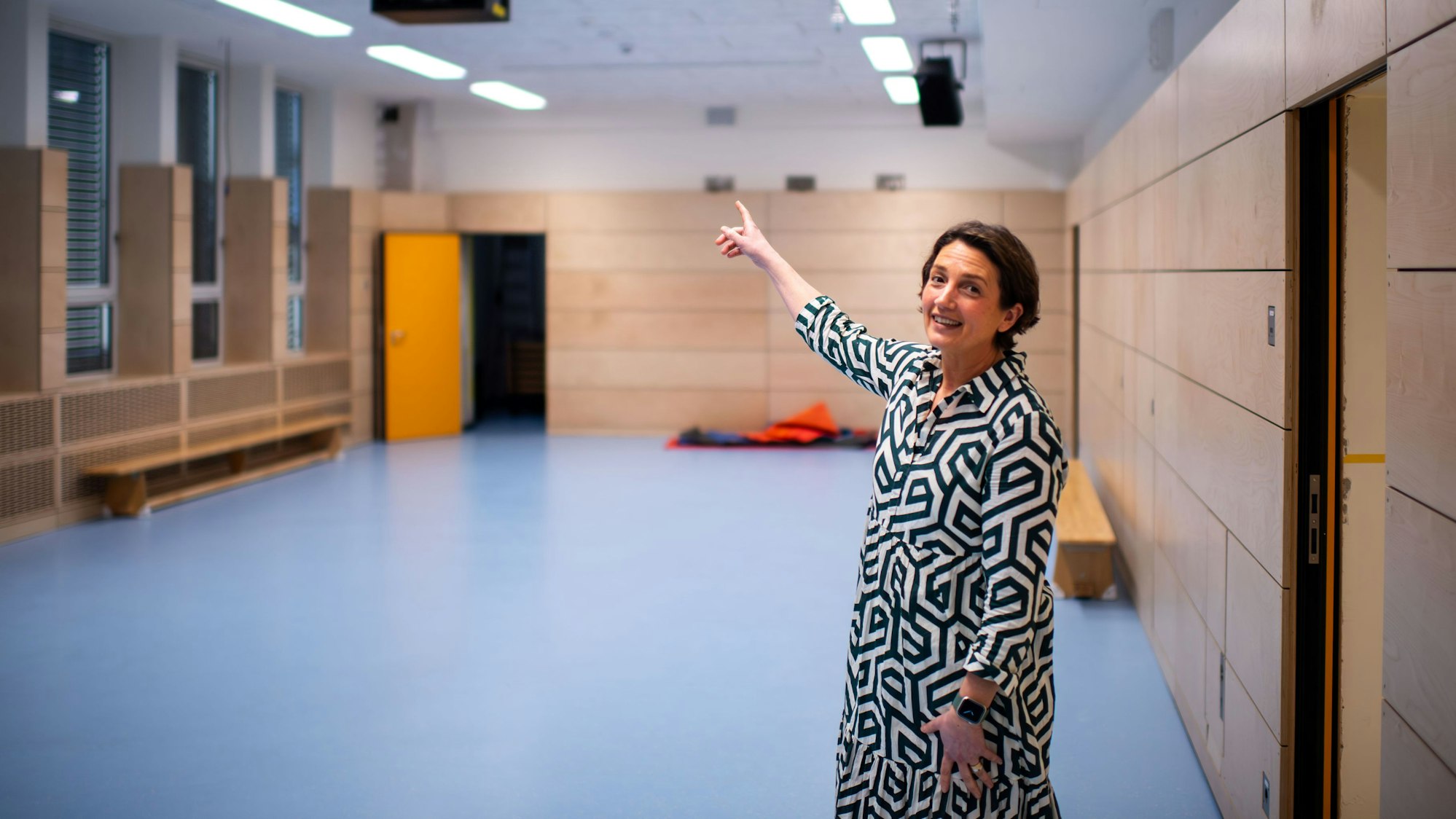 Das Bild zeigt Schulleiterin Kathrin Kuhl in der Mehrzweckhalle.