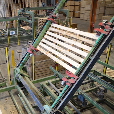 Ein Roboter wendet auf der Fertigungsstraße des Unternehmens Caspari in Waldbröl eine Holzpalette für die letzten Produktionsschritte. In sieben Sekunden ist eine solche Transporthilfe fertig.