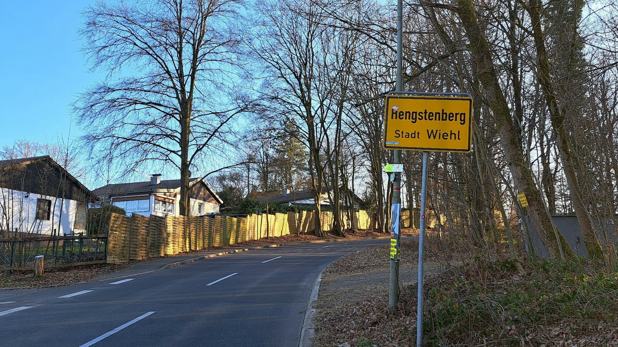 Ein Ortsschild nennt die Wiehler Kommune Hengstenberg. Das Schild steht jedoch in Nümbrecht.