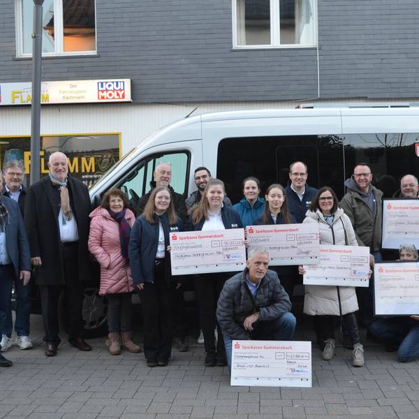 Das Foto zeigt Vertreter der Sparkasse Gummersbach, der Sparkassen-Stiftung für das Homburger Land und der Vereine.