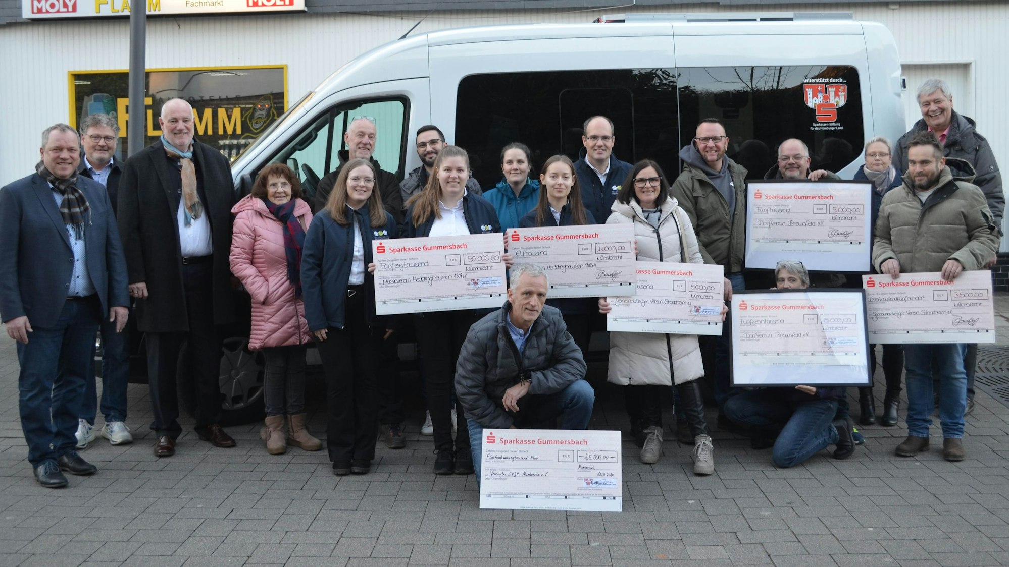 Das Foto zeigt Vertreter der Sparkasse Gummersbach, der Sparkassen-Stiftung für das Homburger Land und der Vereine.