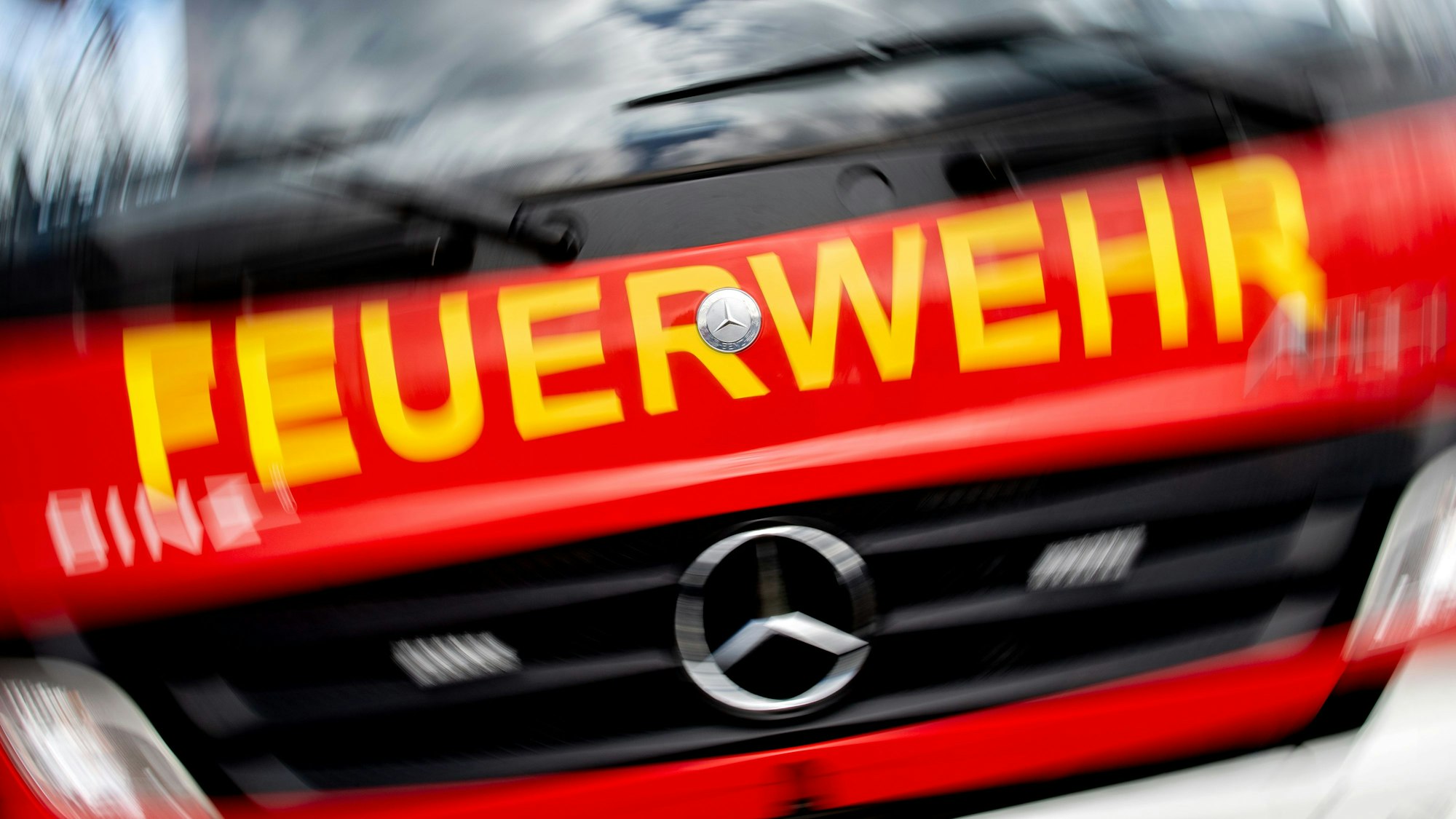 ARCHIV - 24.03.2023, Niedersachsen, Bad Zwischenahn: Ein Einsatzfahrzeug der Feuerwehr (zu dpa: «Brand in Arnstadt - zehn Verletzte») Foto: Hauke-Christian Dittrich/dpa +++ dpa-Bildfunk +++