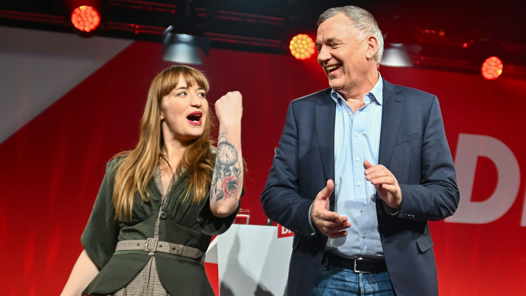 Heidi Reichinnek, Spitzenkandidatin der Partei Die Linke zur Bundestagswahl 2025, und Jan van Aken, Bundesvorsitzender und Spitzenkandidat der Partei Die Linke, jubeln während des Bundesparteitags der Linken zur Bundestagswahl 2025.