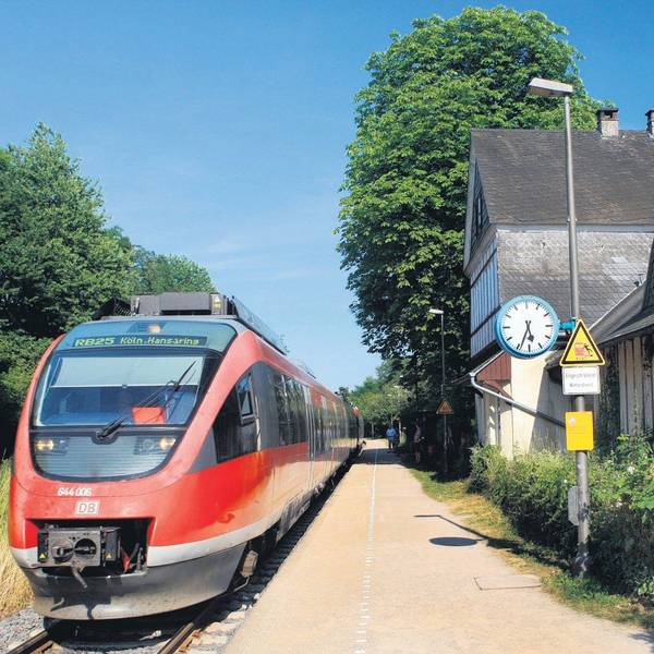 Eine Regionalbahn an einem Haltepunkt