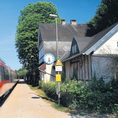 Eine Regionalbahn an einem Haltepunkt