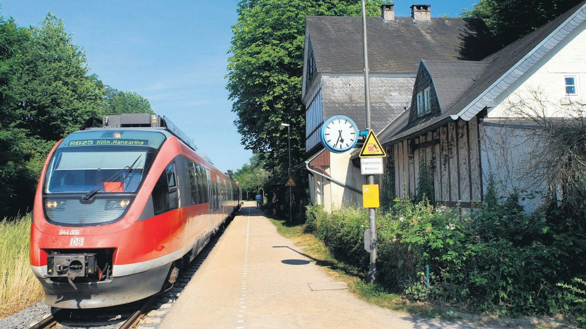 Eine Regionalbahn an einem Haltepunkt