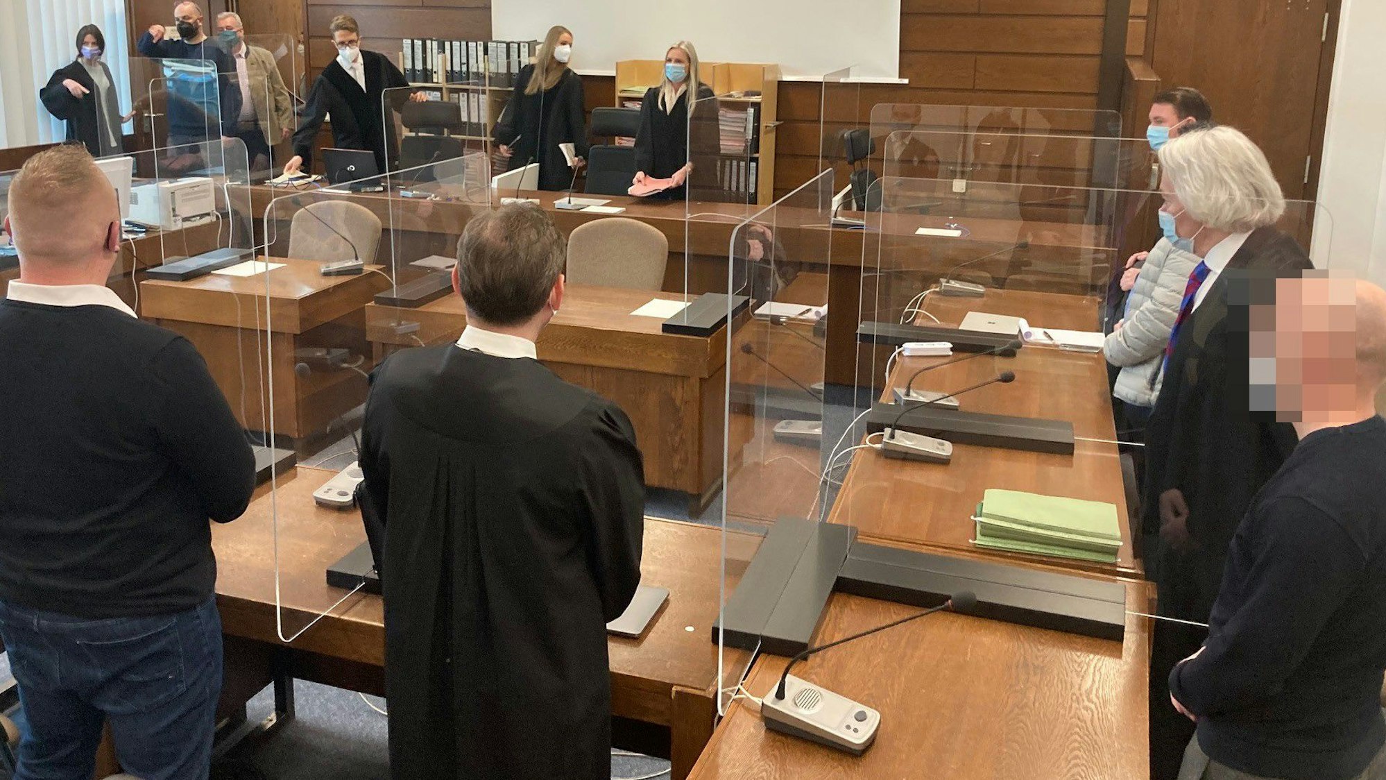 Das Bild zeigt einen Gerichtssaal im Landgericht Köln