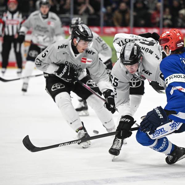 Auch die Kölner Youngster Marco Münzenberger (Mitte) und Robin van Claster (l.) stemmten sich vergeblich gegen die Niederlage in Schwenningen.