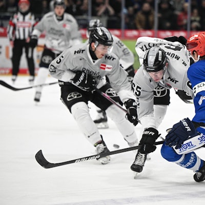 Auch die Kölner Youngster Marco Münzenberger (Mitte) und Robin van Claster (l.) stemmten sich vergeblich gegen die Niederlage in Schwenningen.